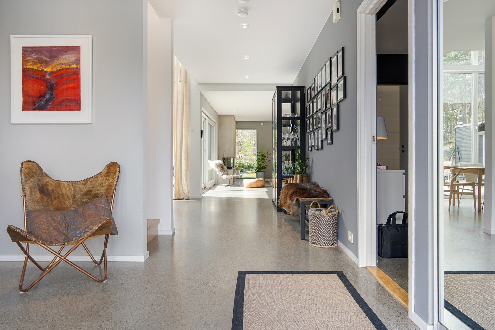 Fra hall/ entre inn mot stuen rett frem. Galleribilde