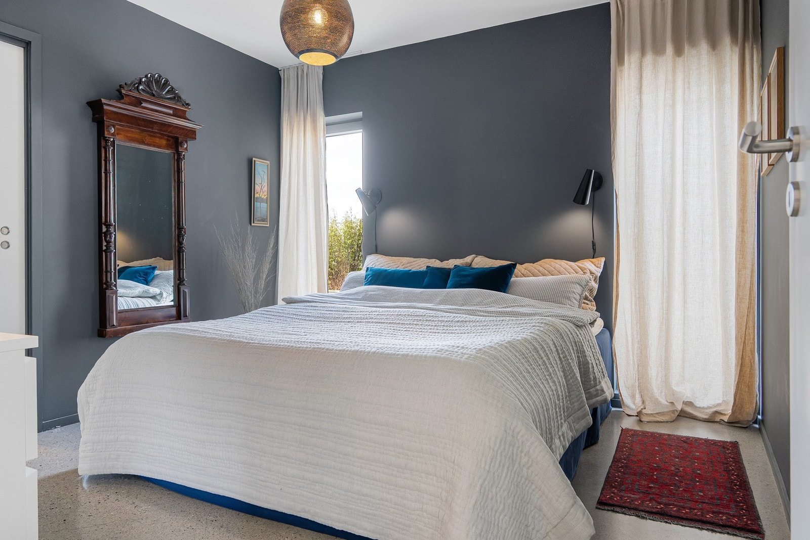 Hovedsoverommet med egen garderobe og eget bad. Galleribilde