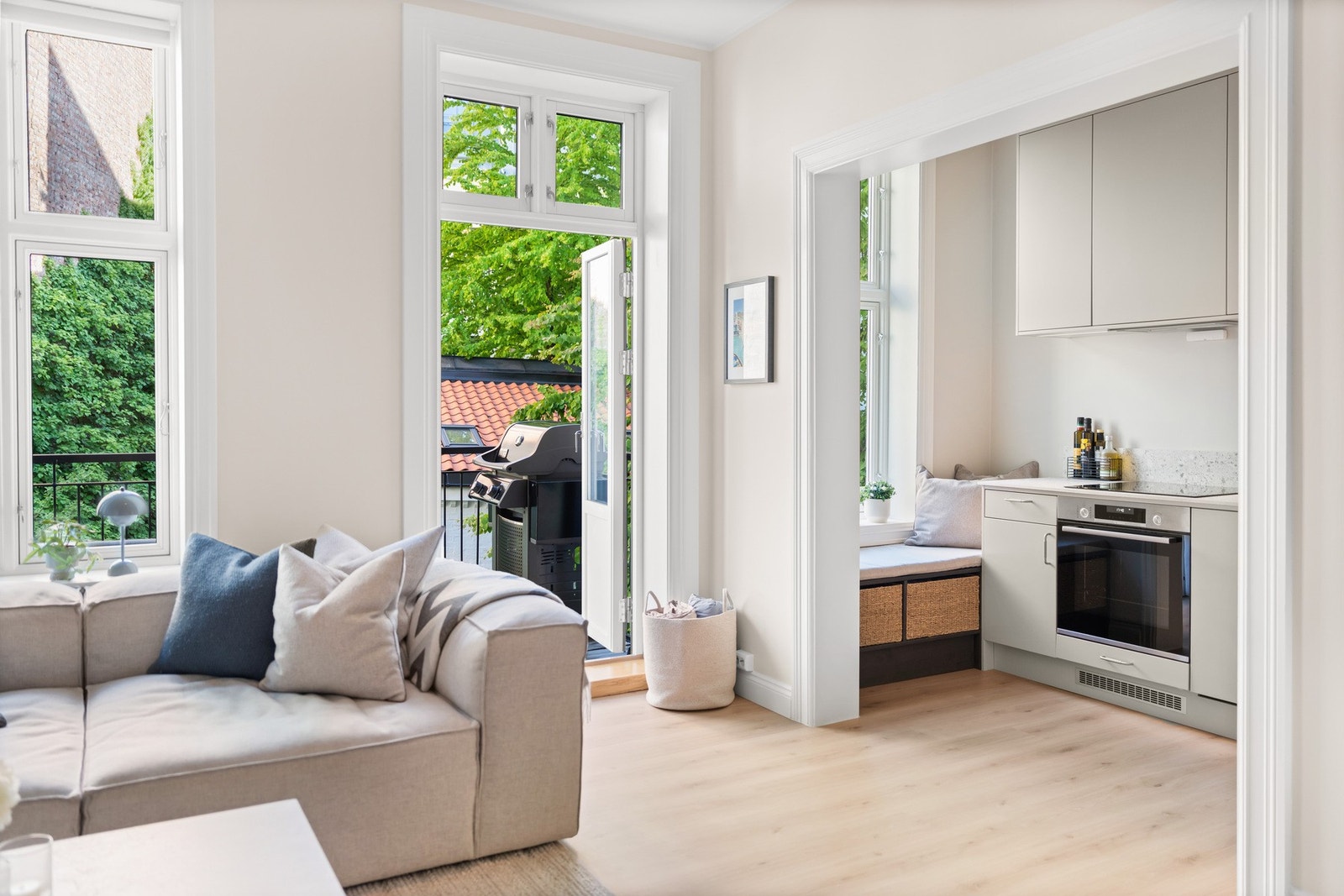 Kjøkkenet er i en delvis åpne løsning inn mot stuen Galleribilde