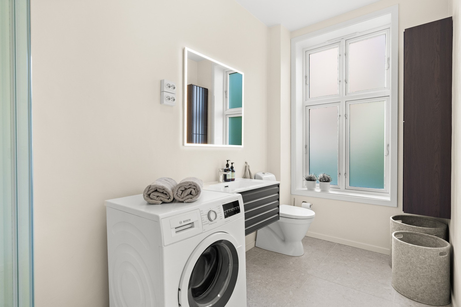 Badet er fra 2010 og er modernisert/overflatebehandlet i 2024 Galleribilde