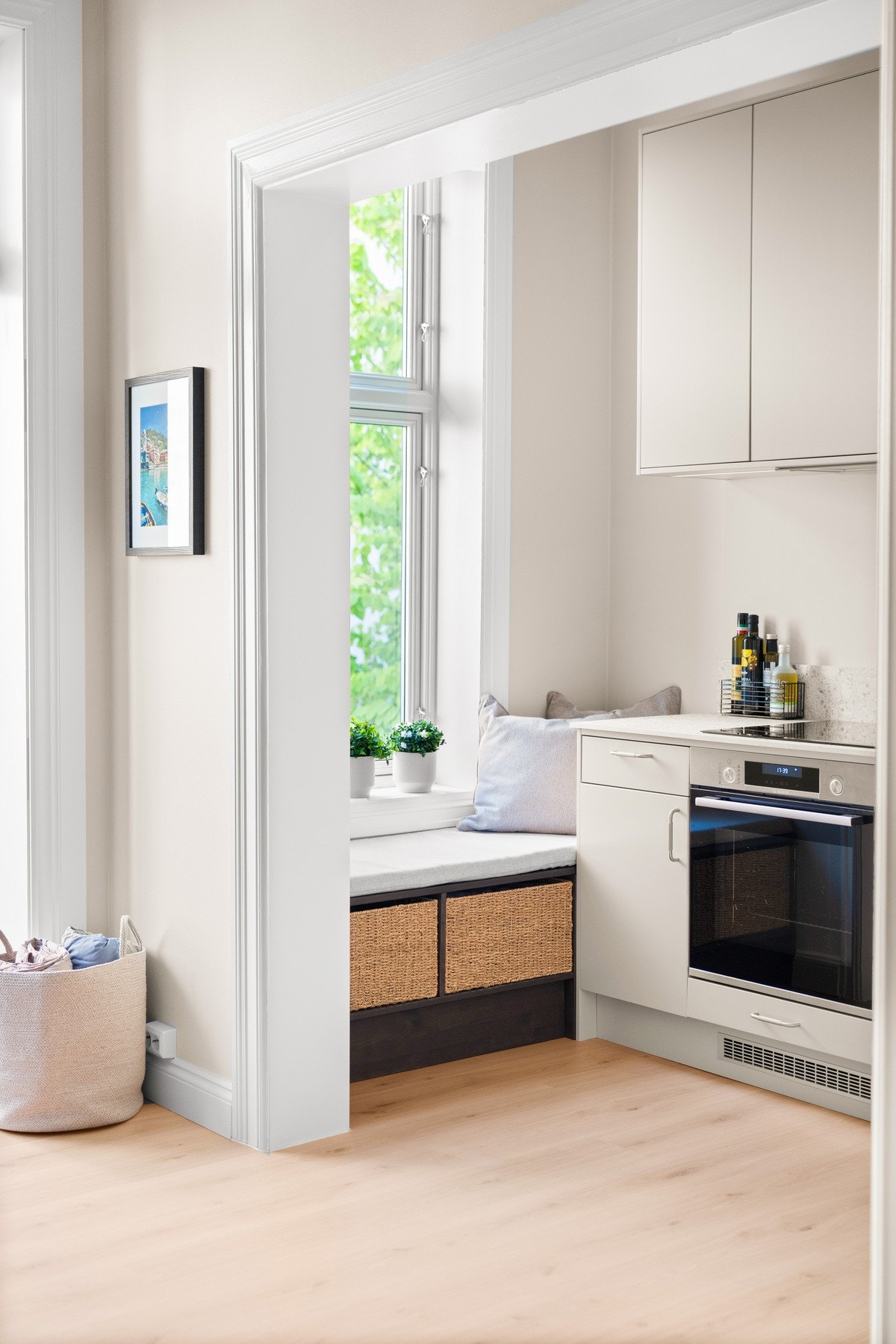 Den delvis åpne løsningen skaper en moderne og god flyt i boligen Galleribilde