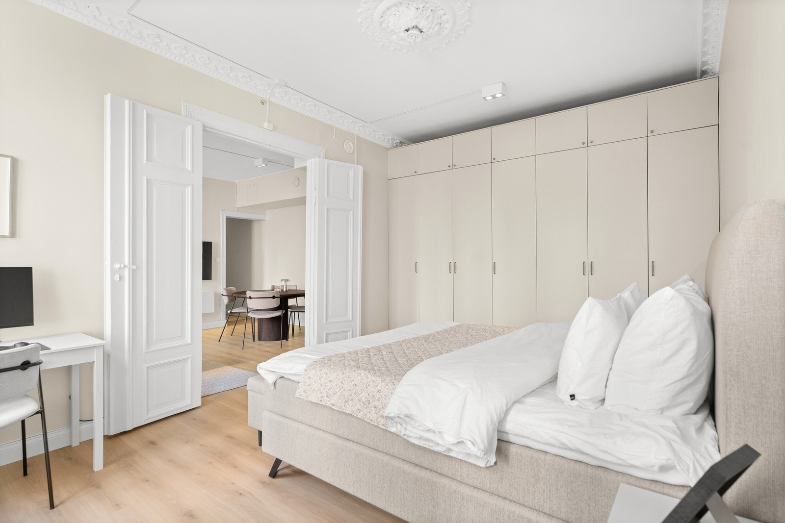 Her har du god plass til garderobeskap for oppbevaring av klær Galleribilde