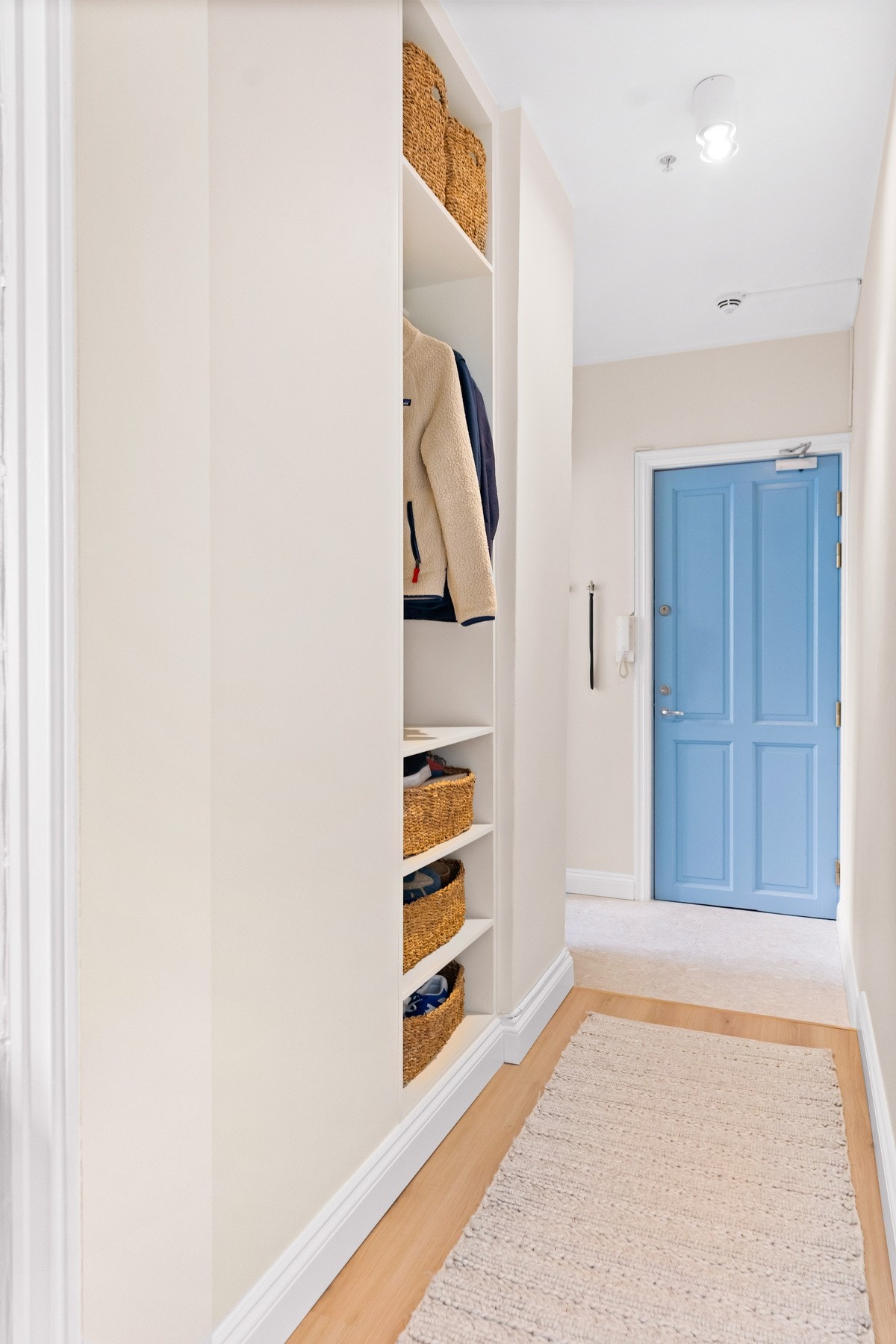 Meget innbydende inngangsparti som gir leiligheten et meget godt førsteinntrykk Galleribilde