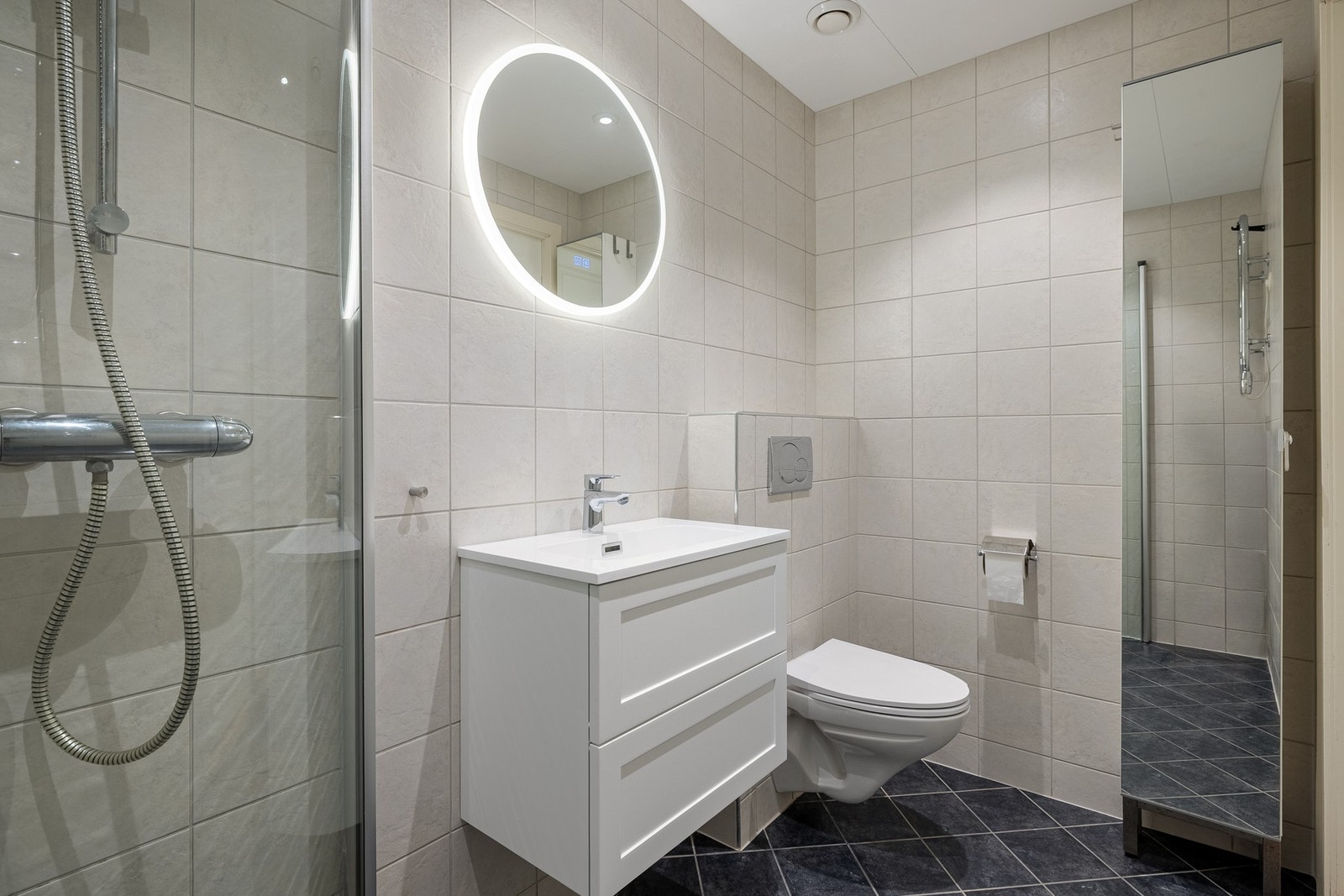 Her er det også gulvvarme og avtrekk via sentralventilasjon - som gir både komfort og god ventilasjon. Galleribilde