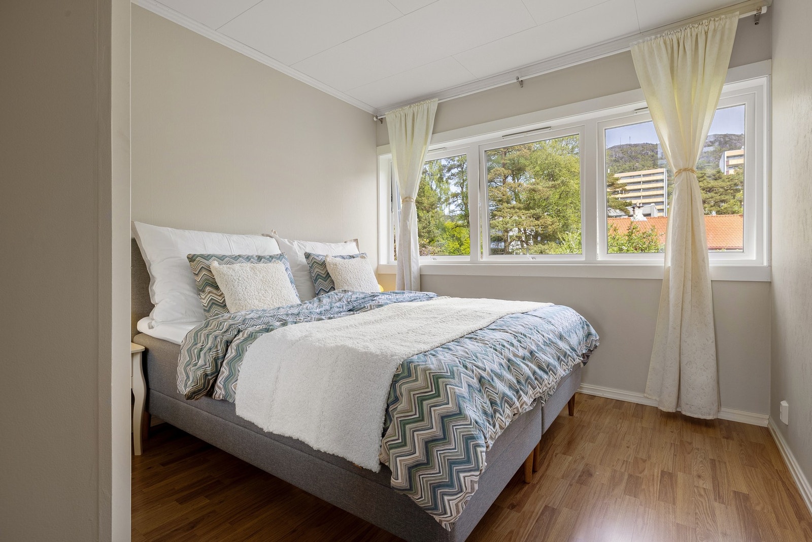 Leiligheten har tre gode soverom - alle med laminatgulv og malte strievegger. Det er også store vindusflater i alle rom gir rikelig med dagslys og en luftig følelse. Galleribilde