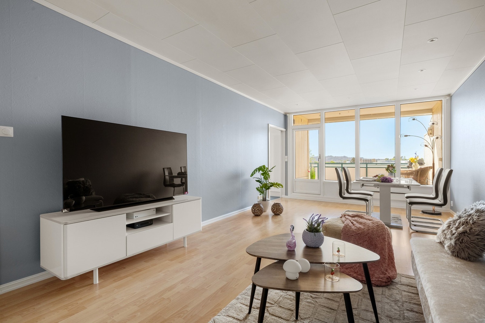 Stuen er et innbydende oppholdsrom med god plass til både sofagruppe og spisebord. Store vindusflater sørger for rikelig med naturlig lys og en luftig romfølelse. Galleribilde