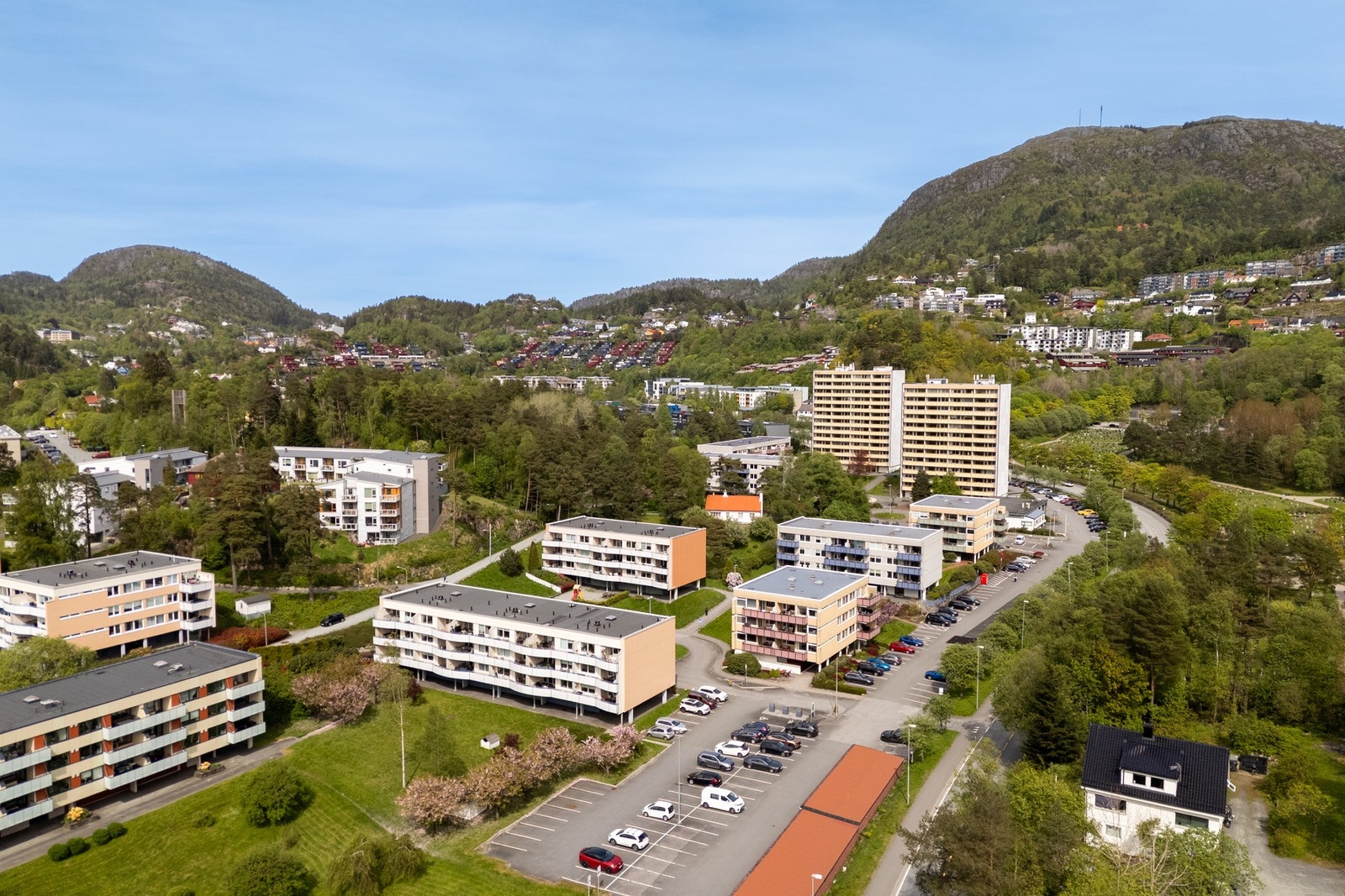 Leiligheten ligger i et veletablert og rolig boområde i populære Fyllingsdalen. Galleribilde