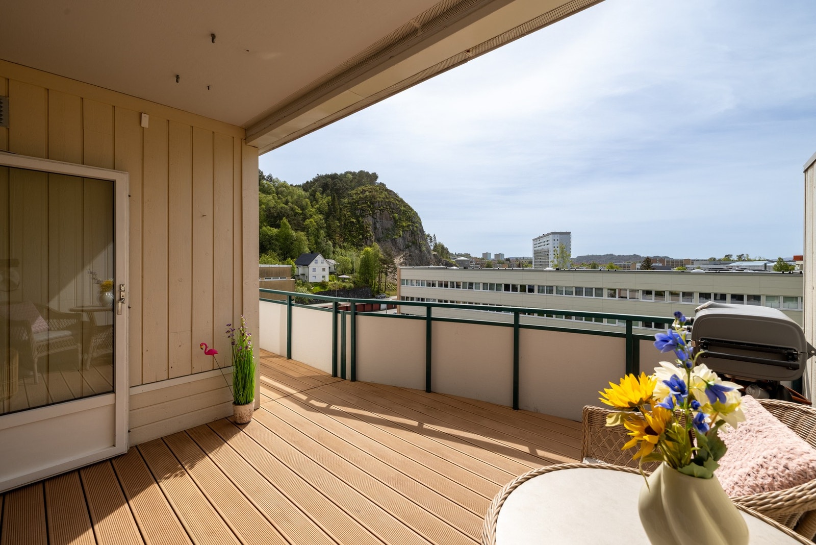 Dette er en lys og romslig 4-roms leilighet med gjennomtenkt planløsning og en solrik altan på hele 16 kvm! Galleribilde