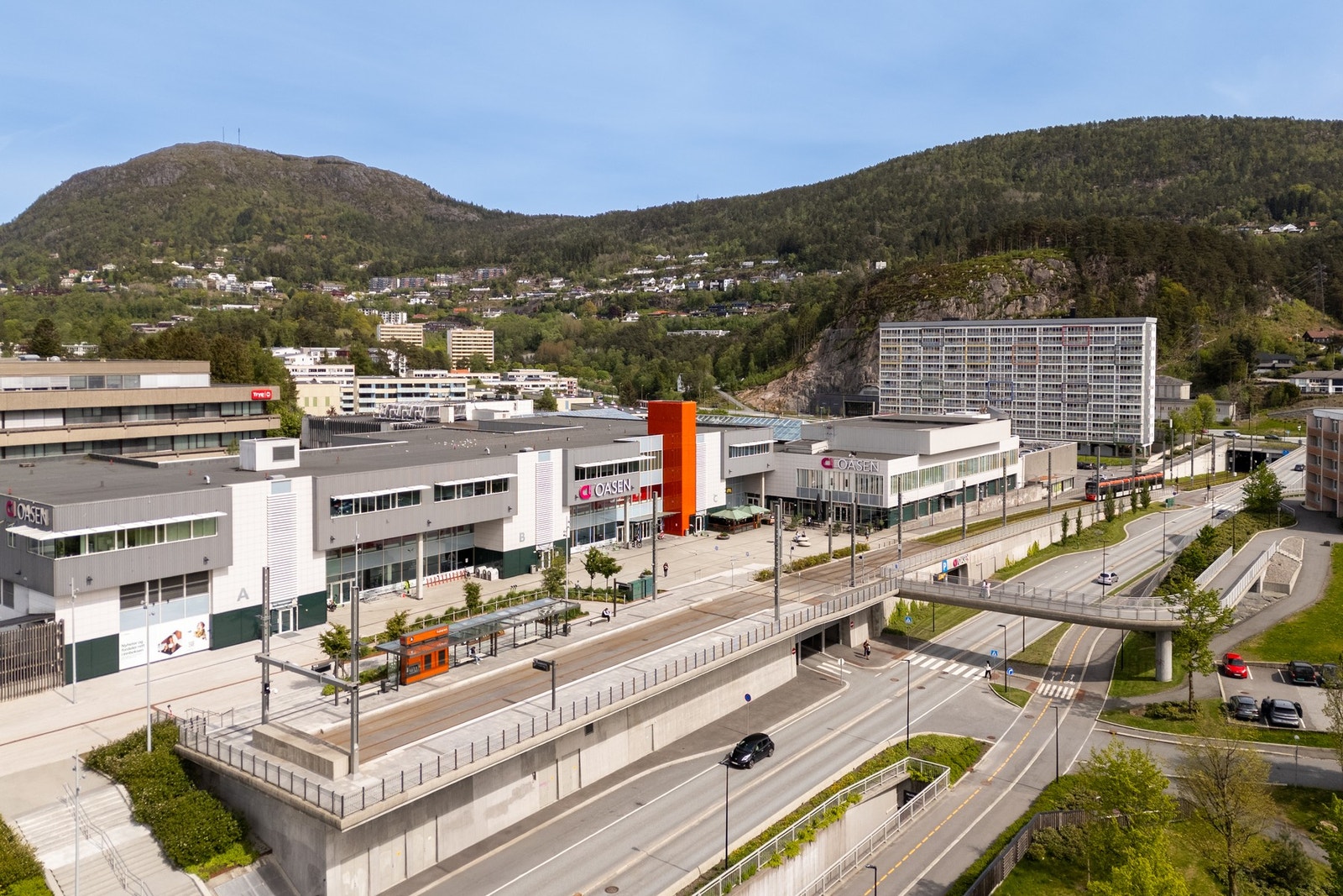 Oasen storsenter, kun fem minutters gange unna, tilbyr et bredt spekter av servicetilbud: dagligvarebutikker, apotek, vinmonopol, SATS, frisør, kaféer, legesenter og helsestasjon - samt en bussterminal med forbindelser til hele Bergen, inkludert Flesland. Galleribilde