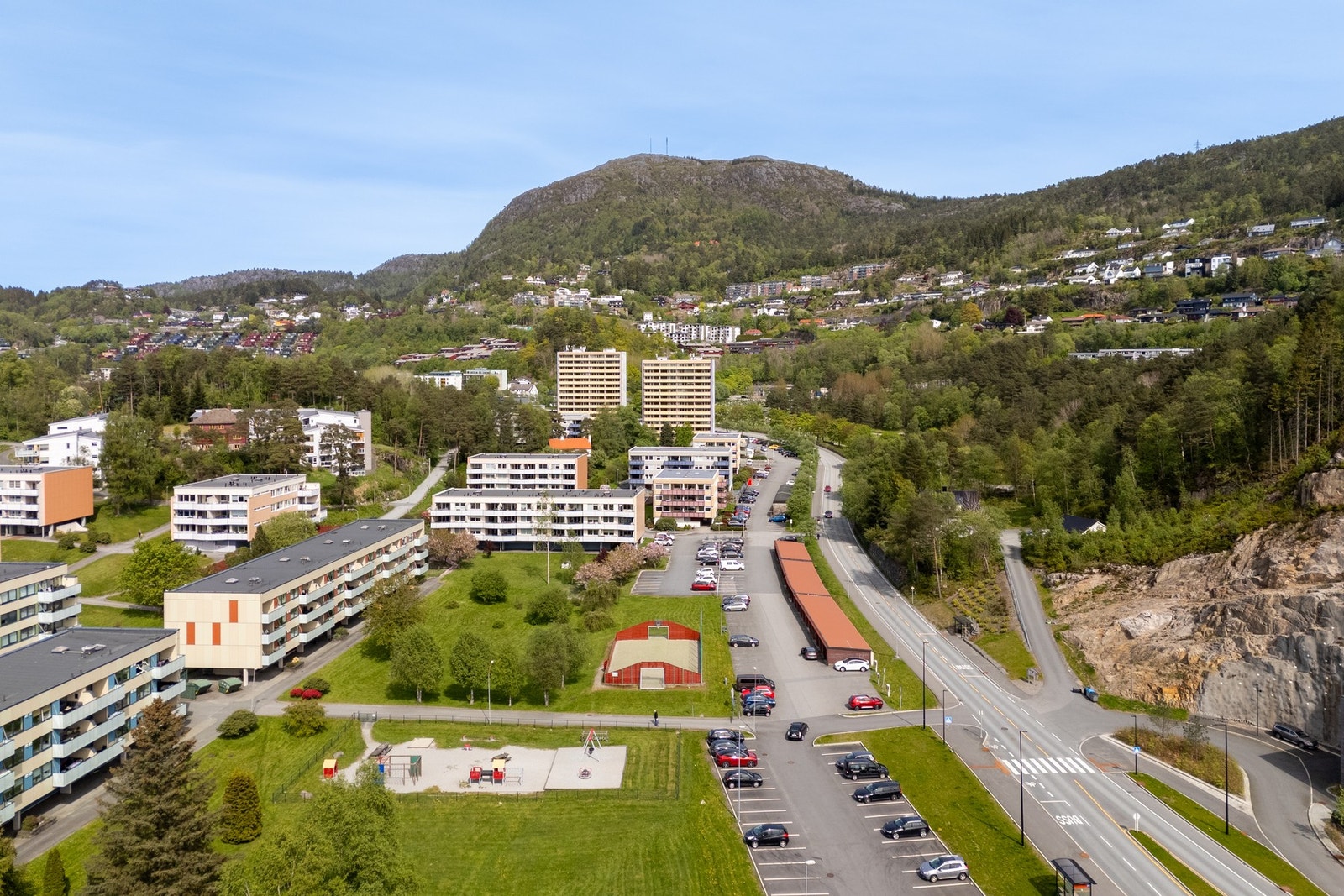 Her bor du med flotte fellesarealer, grønne omgivelser og kort vei til både byliv og naturopplevelser. Galleribilde