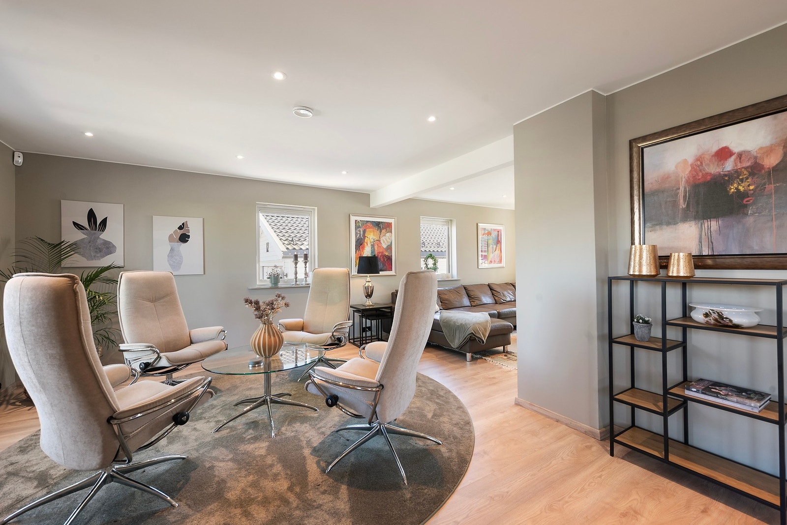 En gjennomført og praktisk planløsning som gir rom for både hverdag og fest Galleribilde