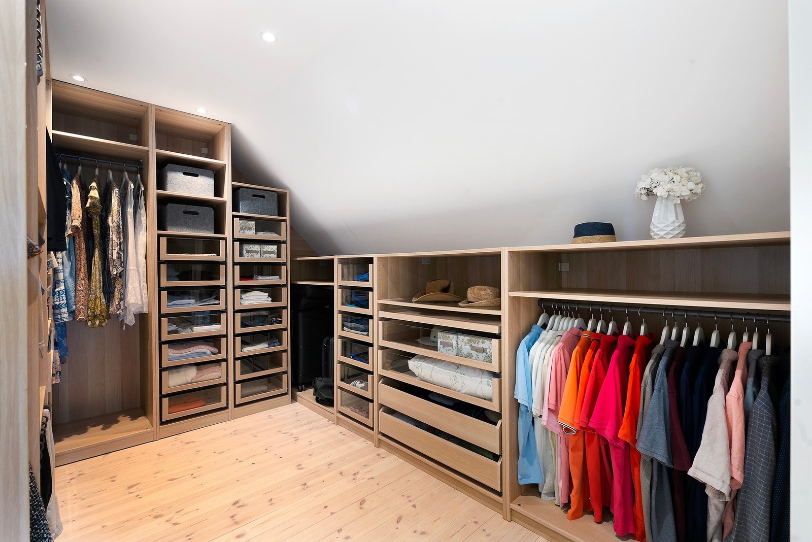 Ene soverommet er idag innredet som et walk-in, men kan enkelt ta vegg skapene og benyttes som et soverom igjen Galleribilde