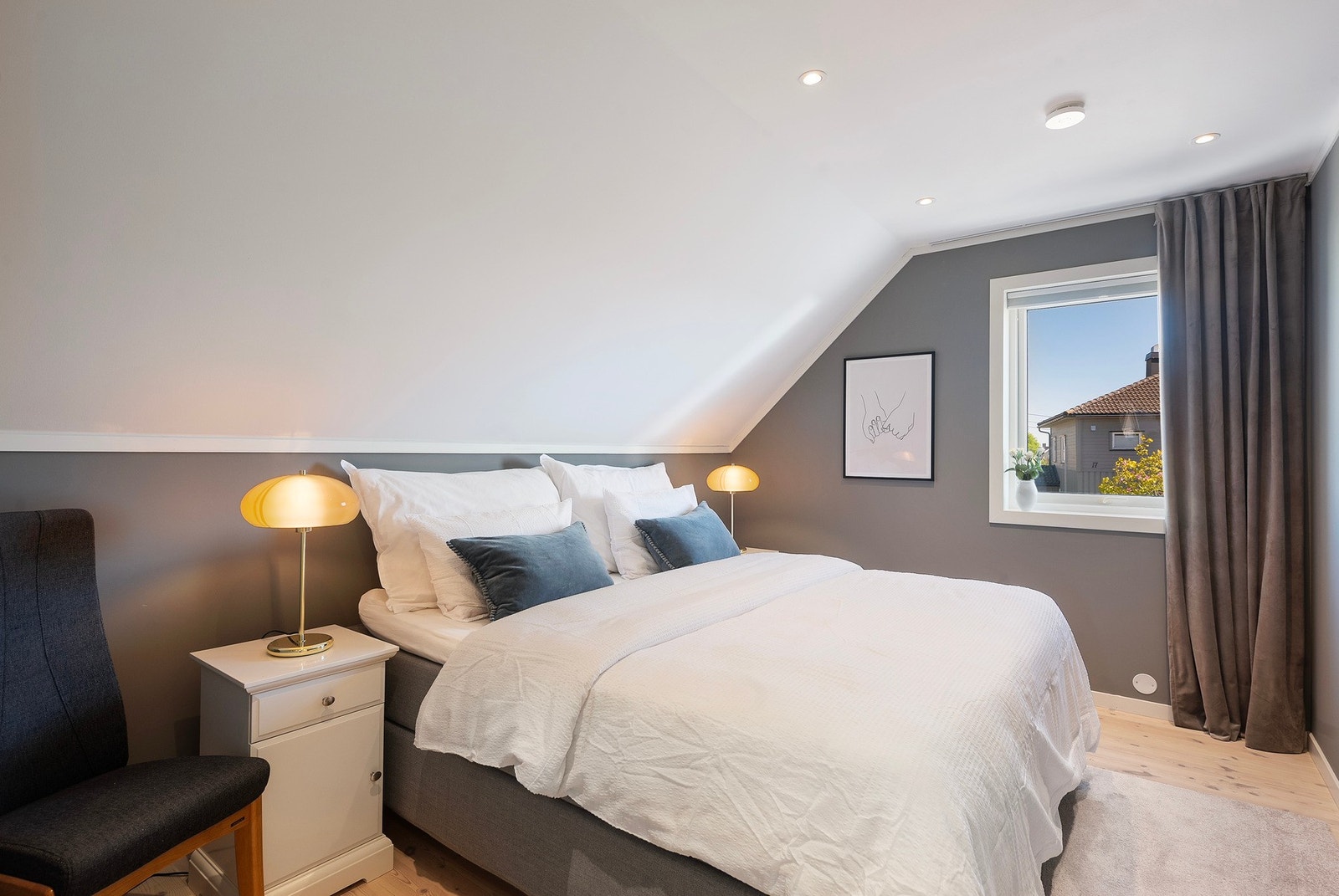 Huset har fire soverom, alle i loftsetasjen Galleribilde