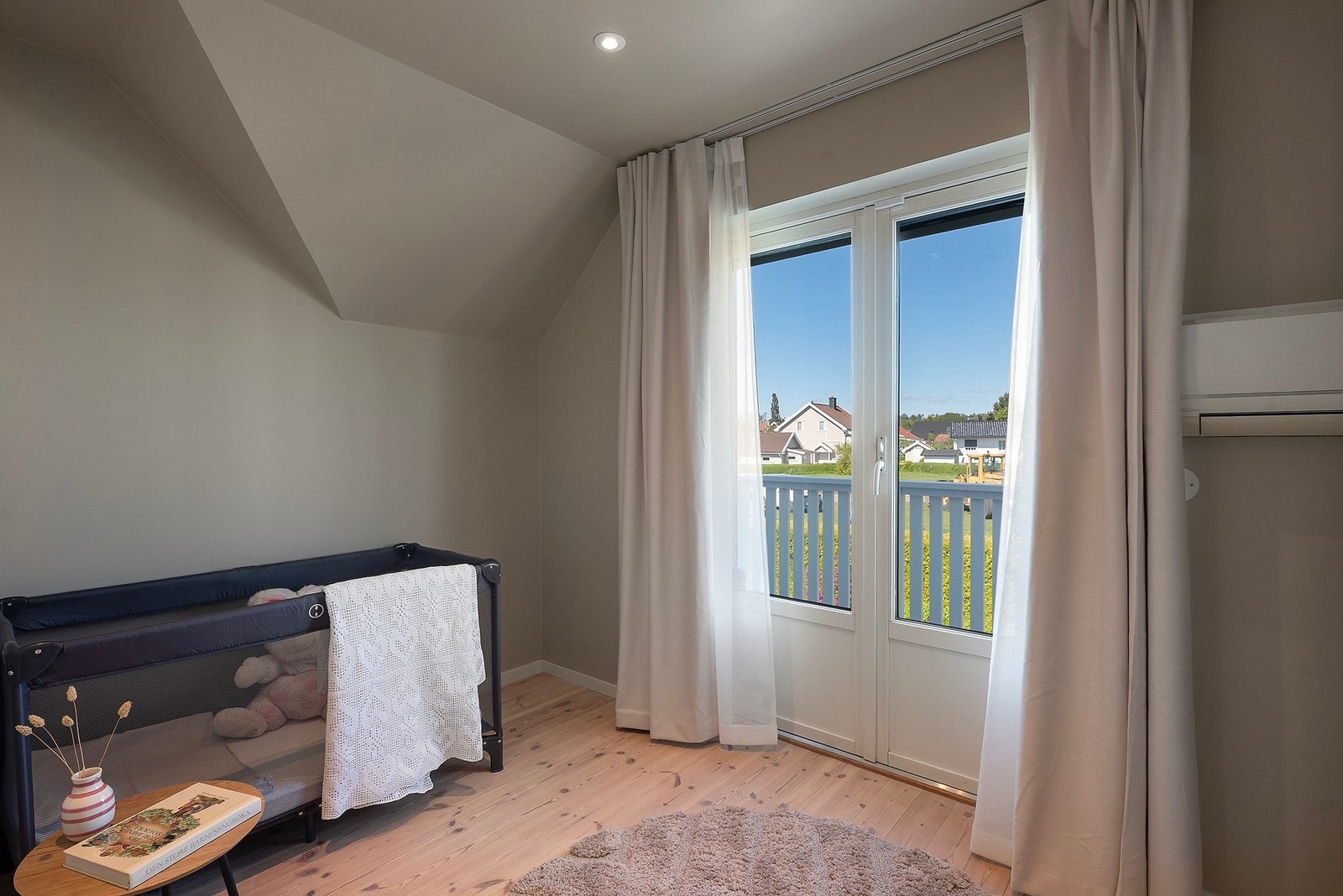 Et annet soverom har utgang til herlig og solrik balkong Galleribilde