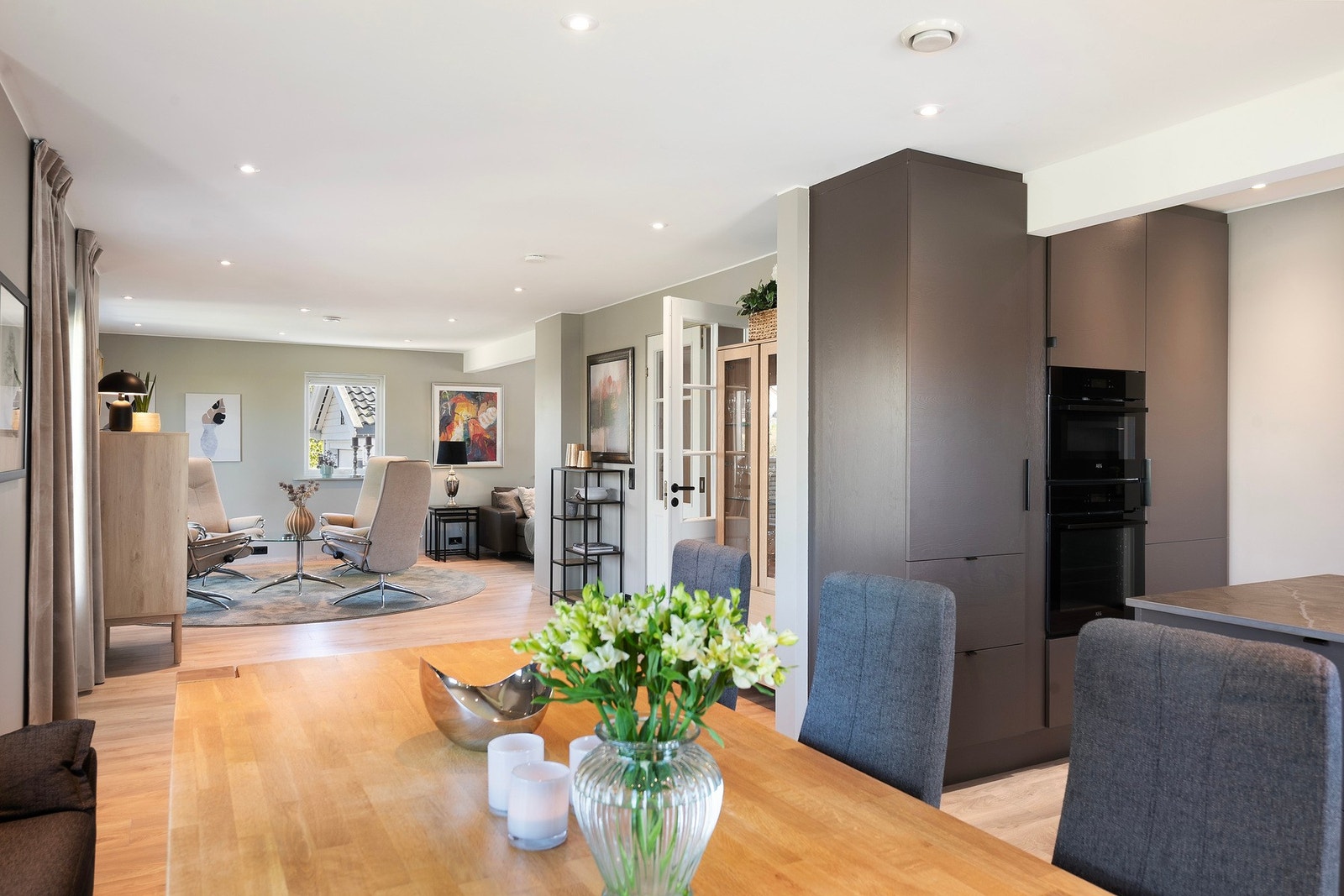 Spisestuen er naturlig plassert i nær tilknytning til kjøkkenet, noe som gjør det praktisk både til hverdags og ved sosiale anledninger Galleribilde