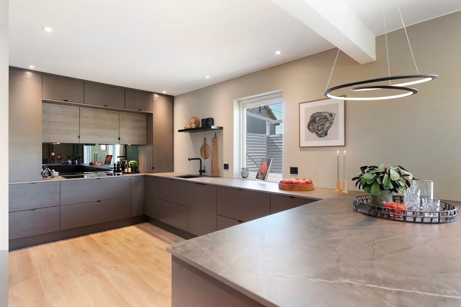 Kjøkken og stue er utformet i en åpen løsning som gir et lyst, luftig og sosialt oppholdsrom Galleribilde