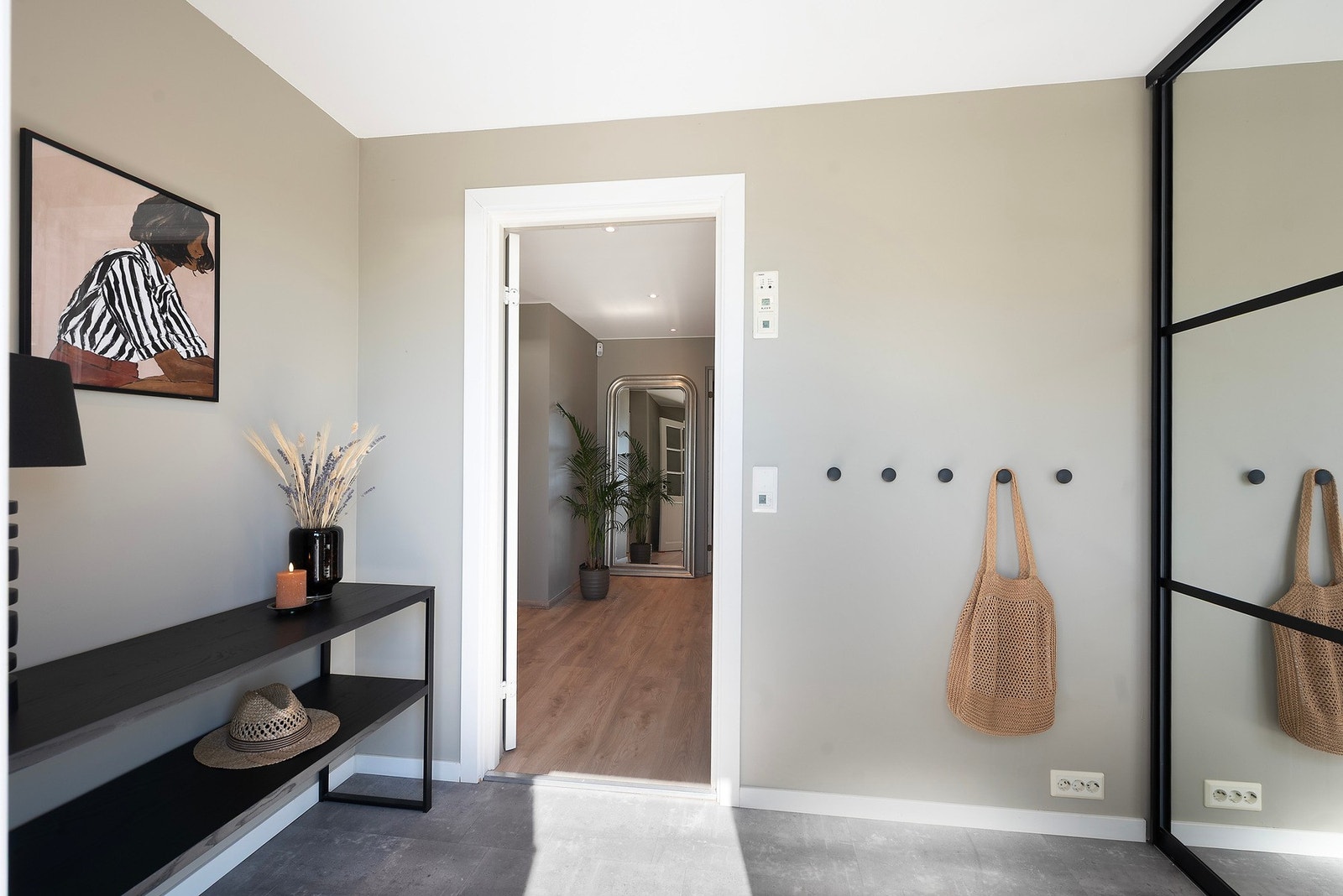 Fra entréen kommer vi inn i en romslig hall som tar deg videre inn til kjøkkenet, stuen, opp trappen til andre etasje eller ned til kjelleren Galleribilde