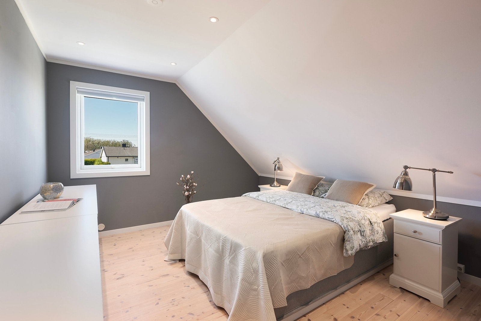 Soverommene gir et pent inntrykk med furugulv, slette vegger malt i rolige og nøytrale farger og hvitmalt himling med spotter i taket Galleribilde