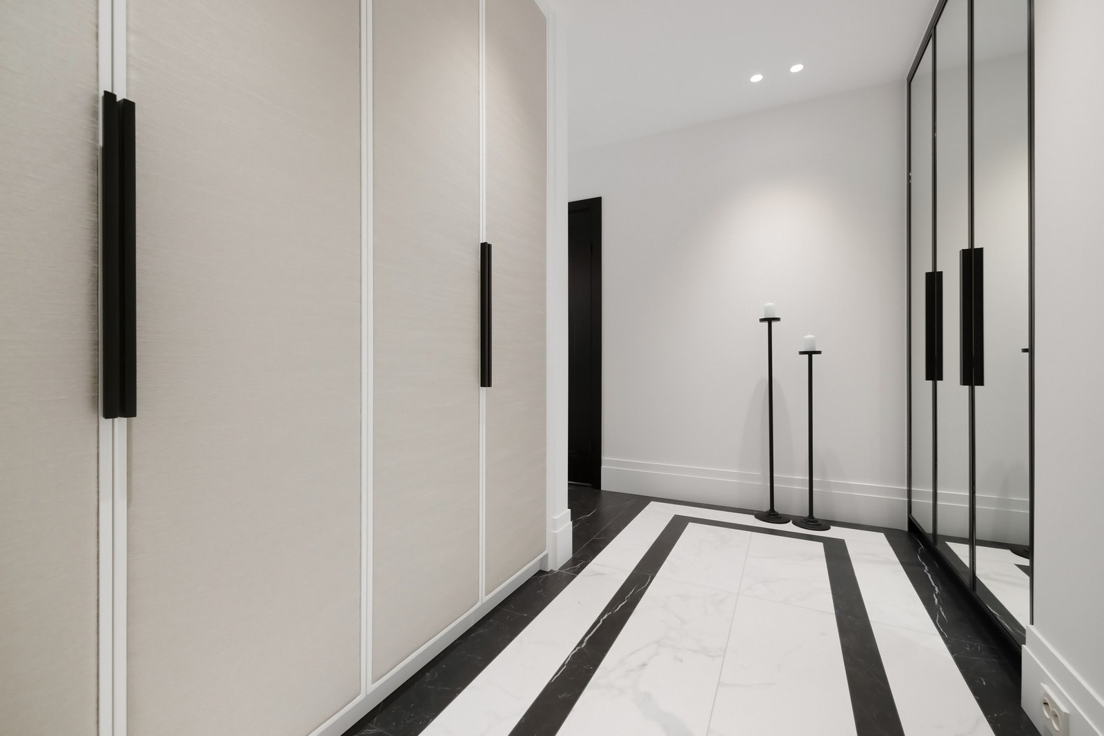 Kvalitetsytterdør med brannmotstand B30, og god lyddemping. Galleribilde