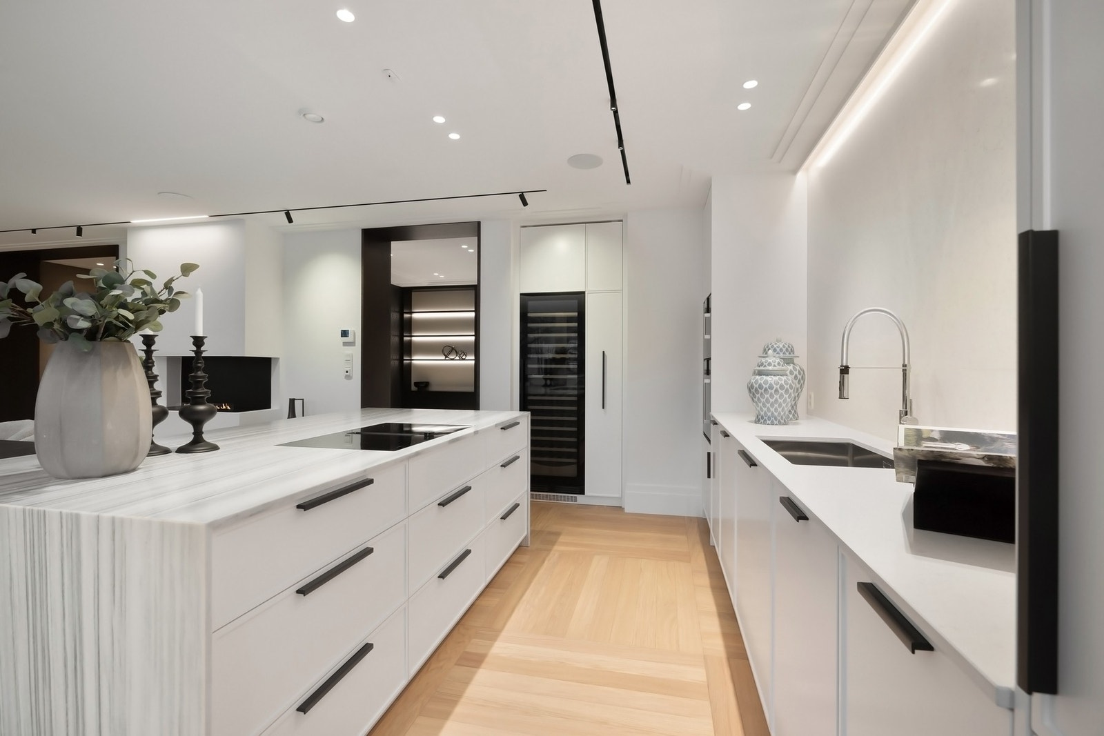 Rikelig med skap- og benkeplass. Galleribilde