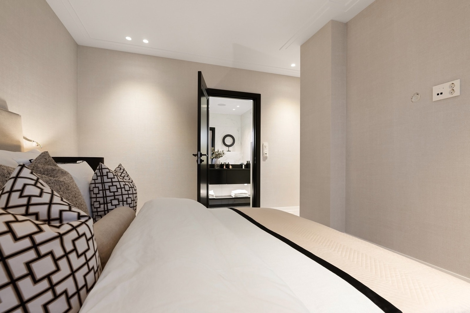 Mastersuite med tilgang til eget bad. Galleribilde