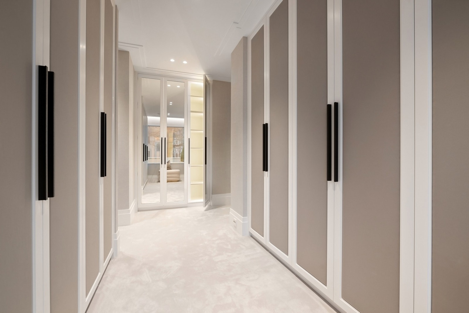 Eksklusive tapeter er brukt i enkelte rom, både på vegger og på skapdører. Galleribilde