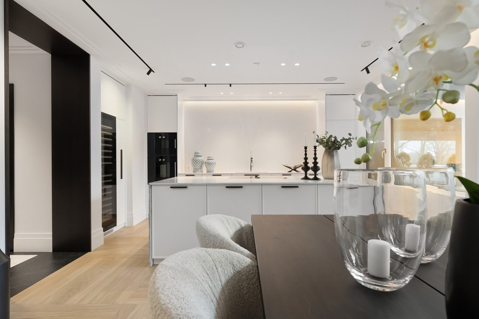 Eikeparkett Select Premium kvistfritt utørt i Basket wave 1x1m og i fallende lengder 18cm bredde. Galleribilde