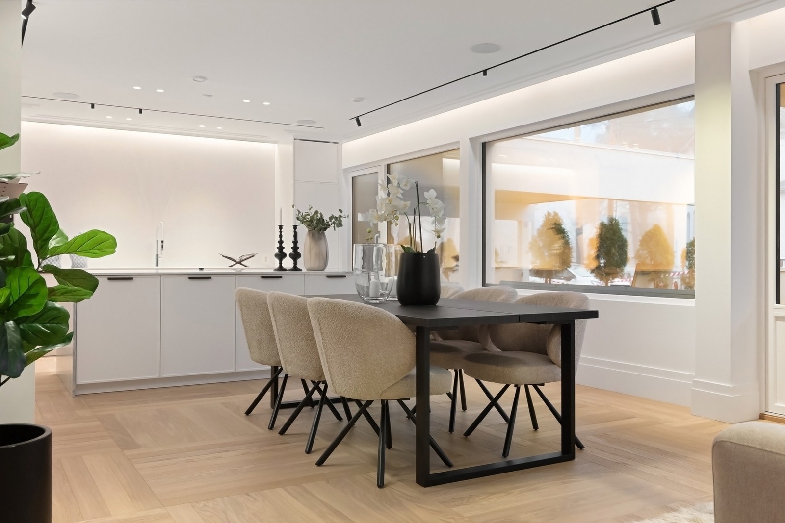 Leiligheten har en tilbaketrukket og rolig beliggenhet, på et høydedrag, sentralt på Frogner. Galleribilde