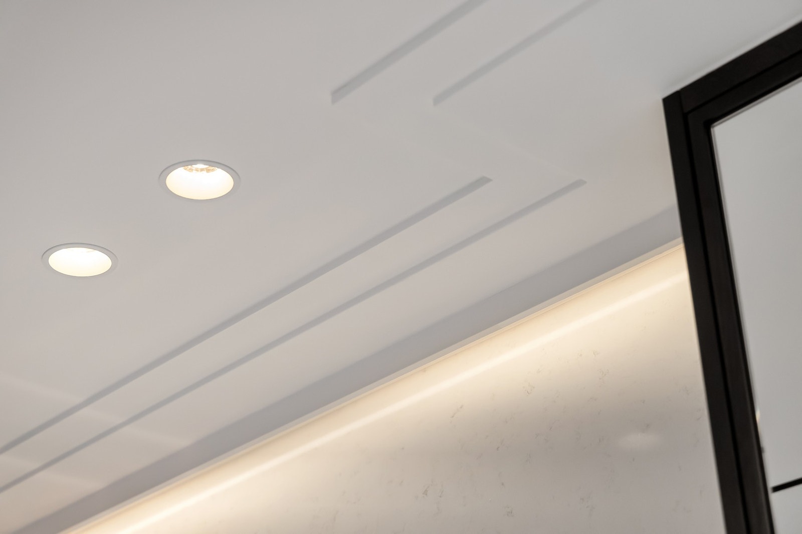 Magnetic Deep Track, innfelte lysskinner i tak. GIOTA 34 sorte vendbare spotter, SIGMA og ALPHA innfelte spotter er i skinne. Galleribilde