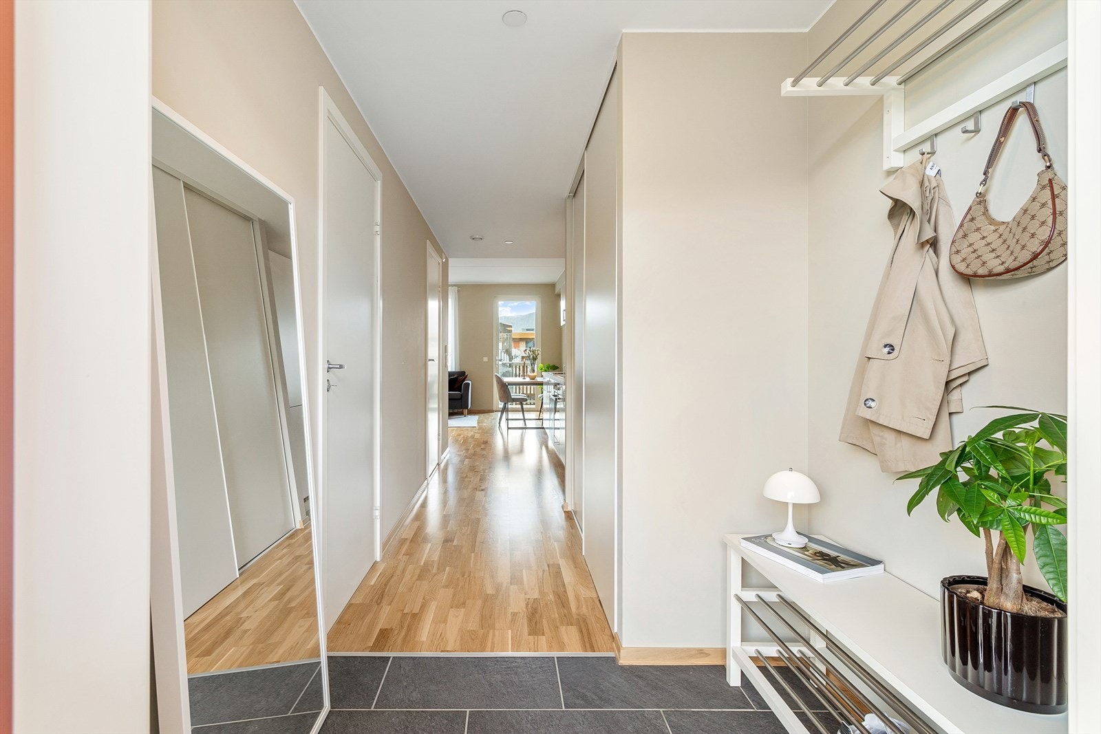 Gang med plass til skap og oppheng Galleribilde