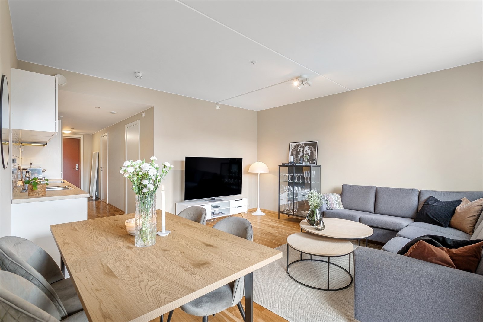 God plass til forskjellig møblering i stuen Galleribilde