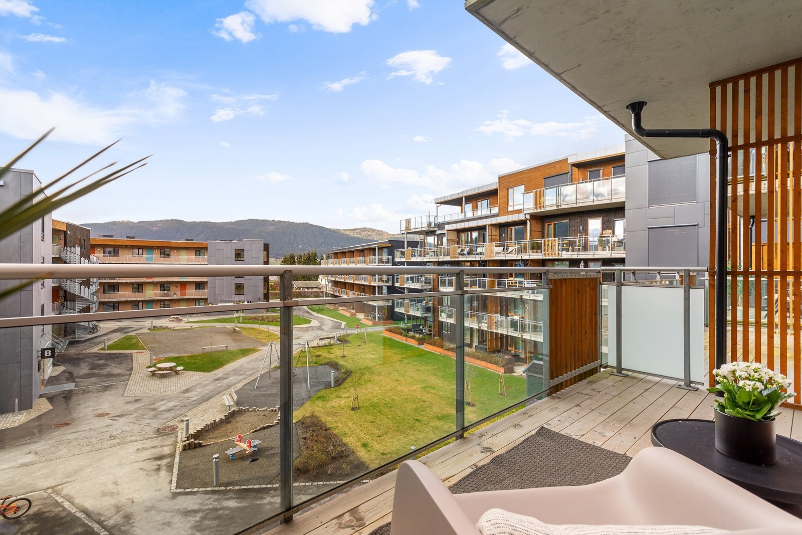 Vestvendt balkong med kveldssol Galleribilde