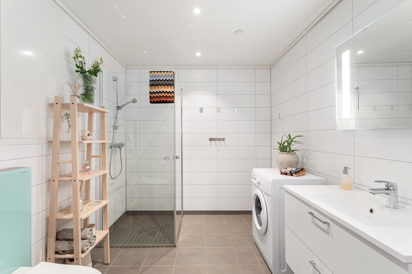 Pent flislagt bad av god størrelse Galleribilde