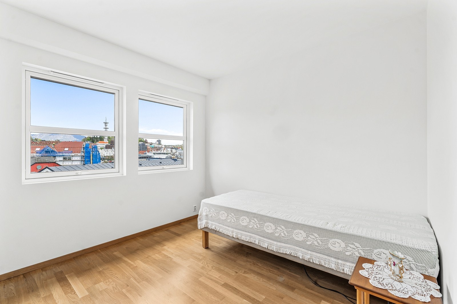 Soverommet har en lys og nøytral base. Et perfekt utgangspunkt til å enkelt sette et personlige preg på rommet. Galleribilde
