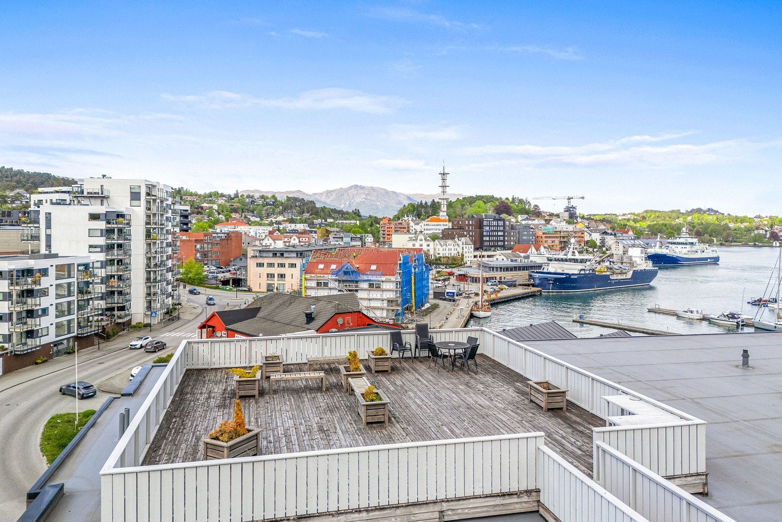 Felles takterrasse for sameiet. Leiligheten ligger sentralt på Leirvik med kort vei til alt som Leirvik sentrum har å by på. Galleribilde