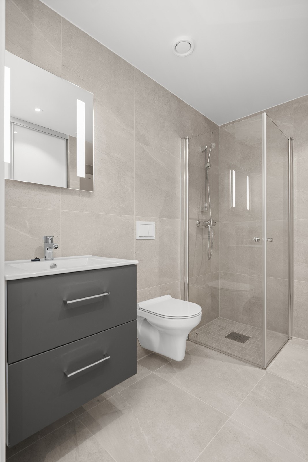 Flislagte vegger og gulv med flotte 60x60 flis Galleribilde