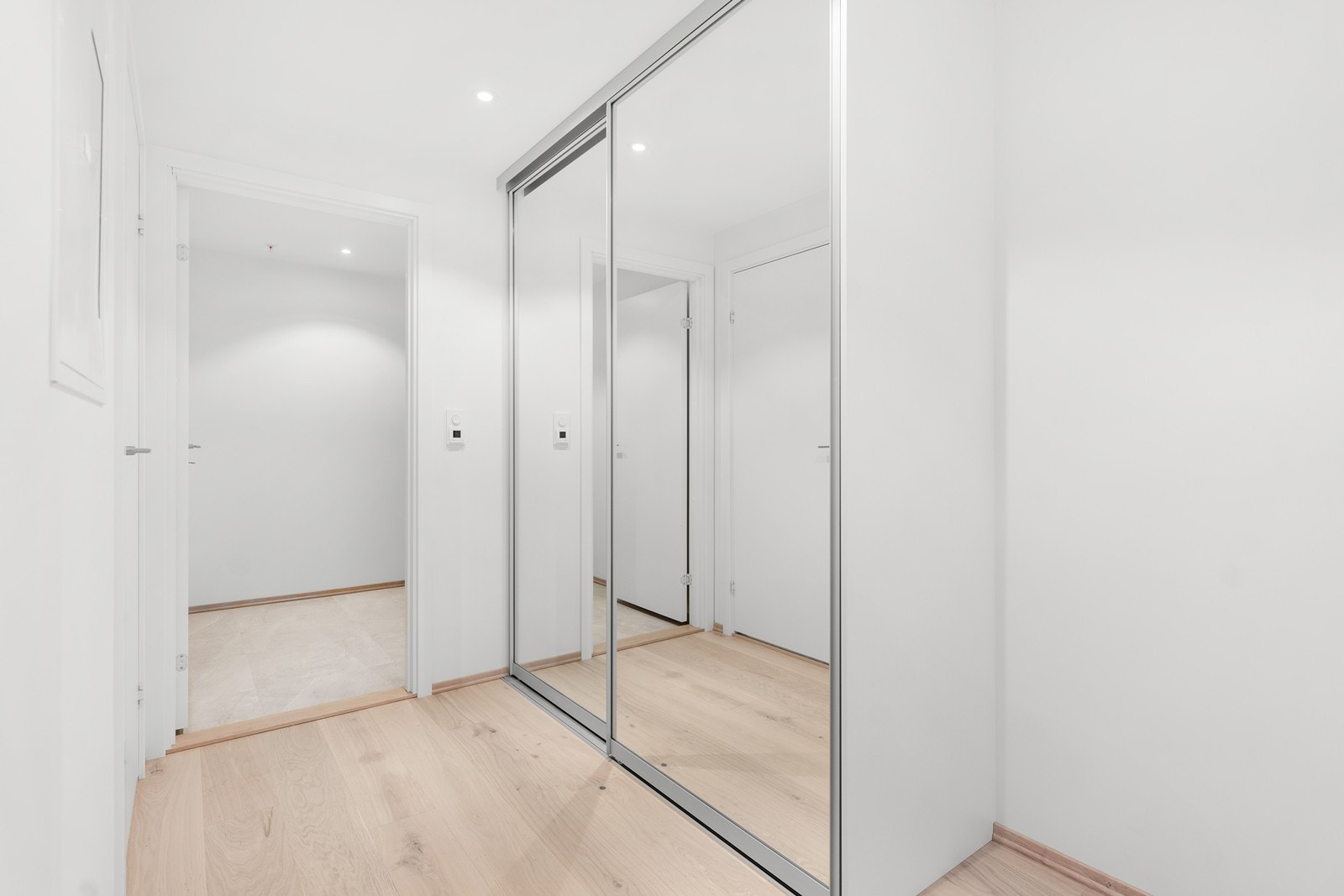 Skyvedørsinnredning med speil i gang Galleribilde