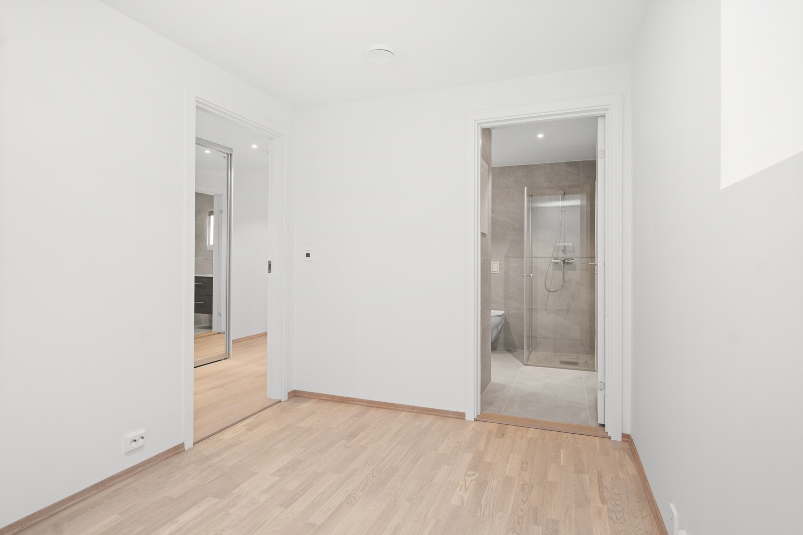 Soverom med dirkete tilgang til bad Galleribilde