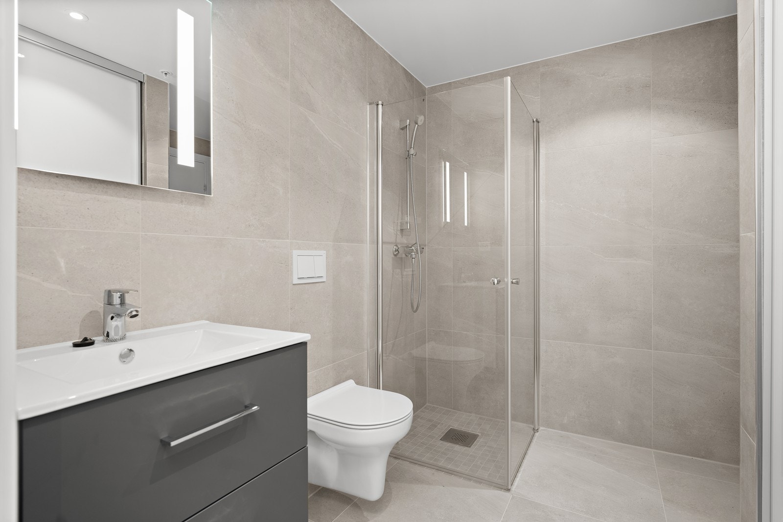 Bad med servant, vegghengt wc og dusjhjørne. Galleribilde