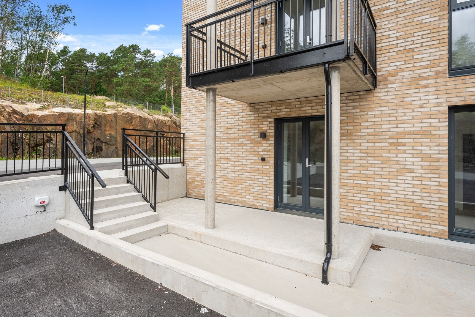 Terrasse med direkte utgang fra stue/kjøkken Galleribilde