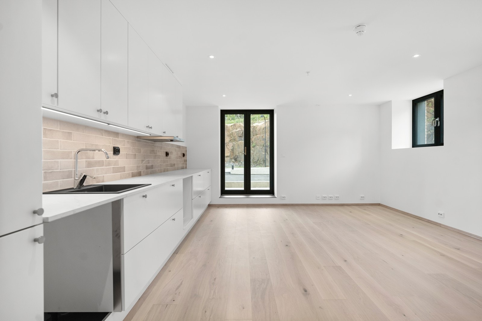 Lys og trivelig leilighet. Listefritt tak med downligths. Galleribilde