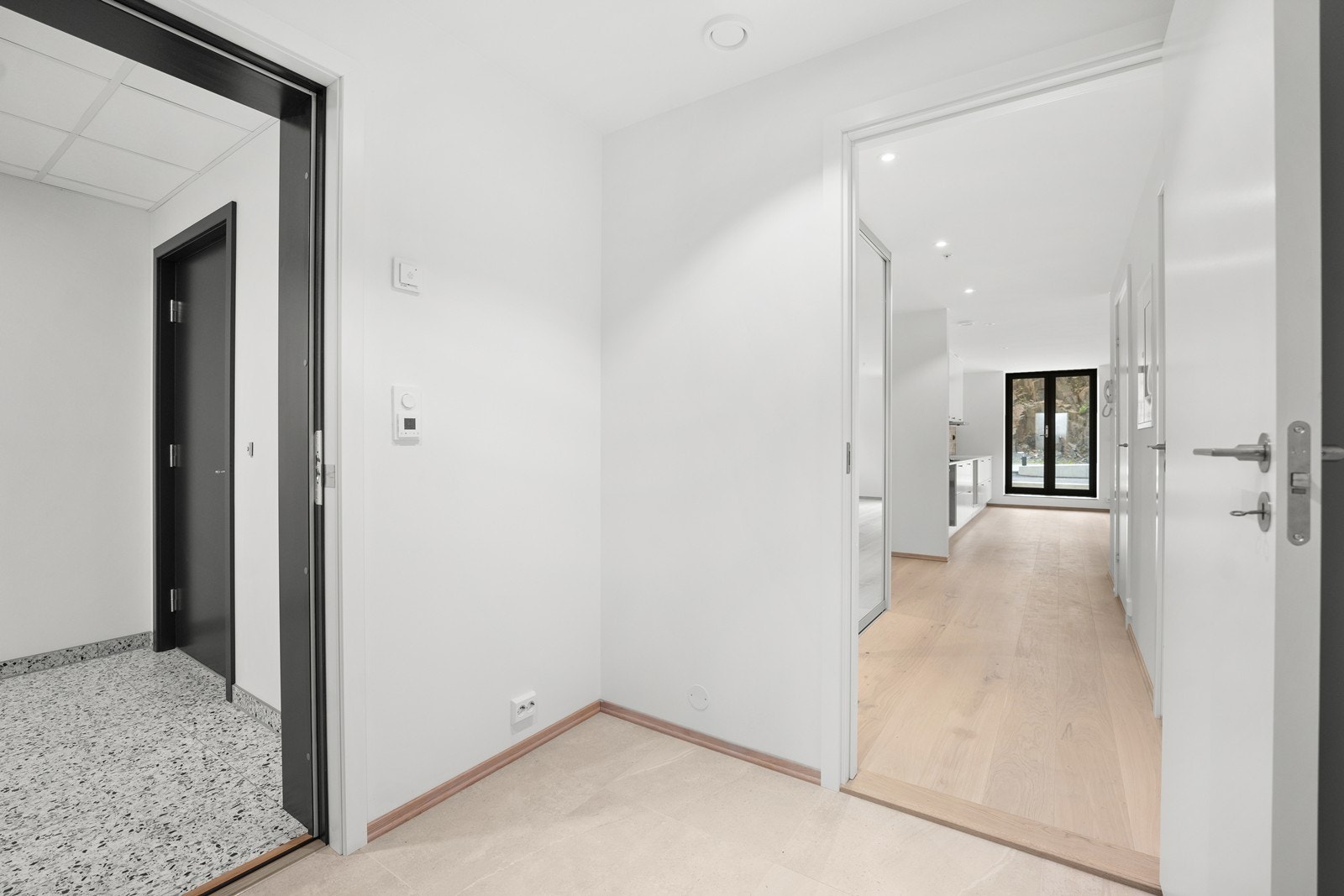 Det er lagt flis på gulv i entré/vindfang Galleribilde