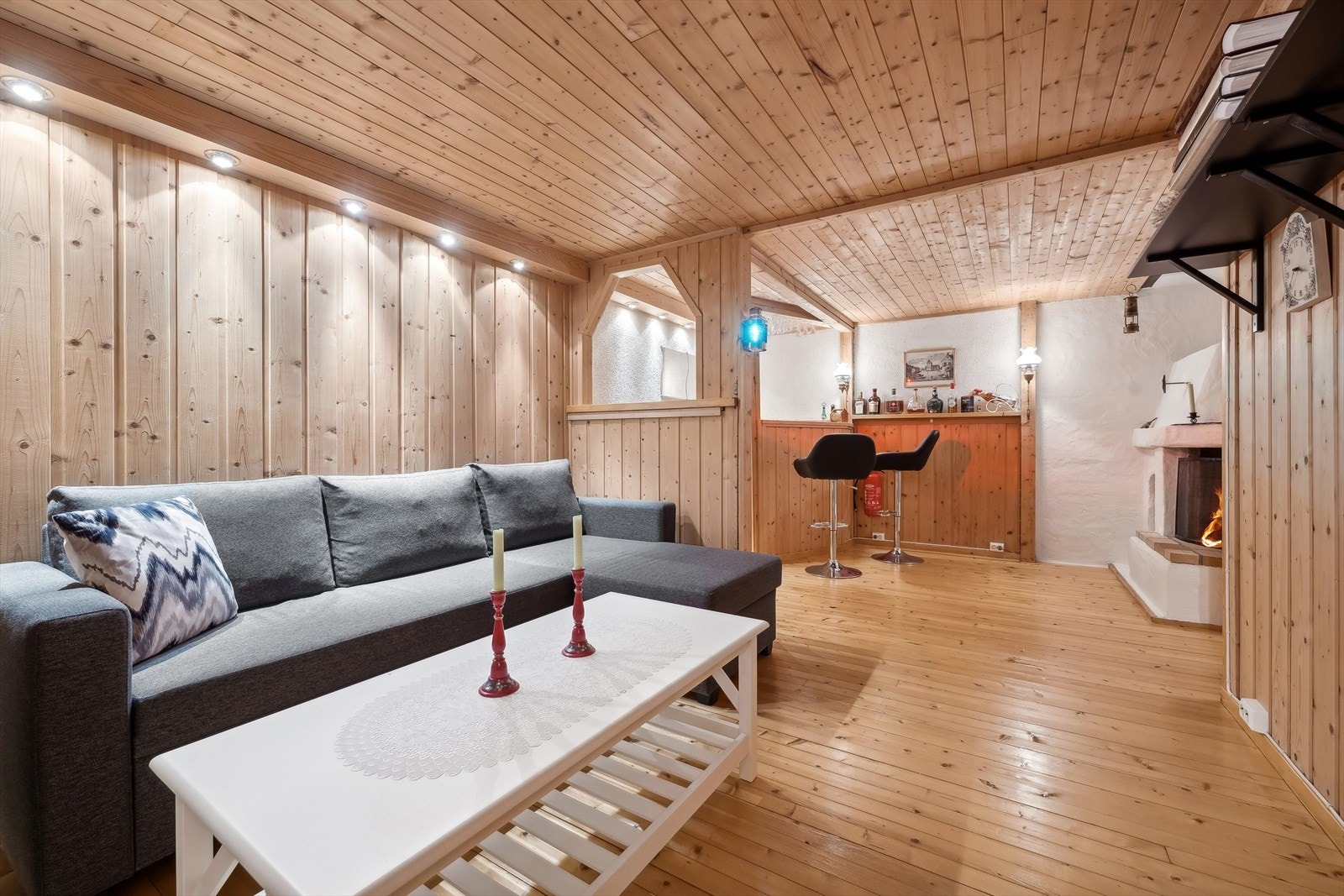 Kjellerstue med peis og barløsning. (Rommet er ikke godkjent for varig opphold) Galleribilde