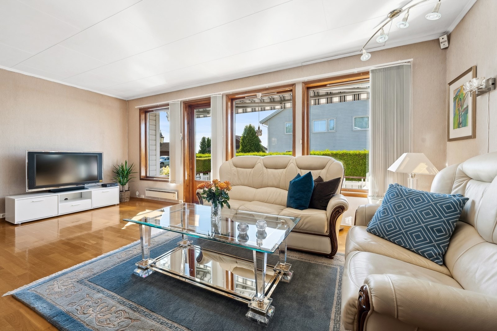 Fra stuen er det utgang til vestvendt terrasse. Galleribilde
