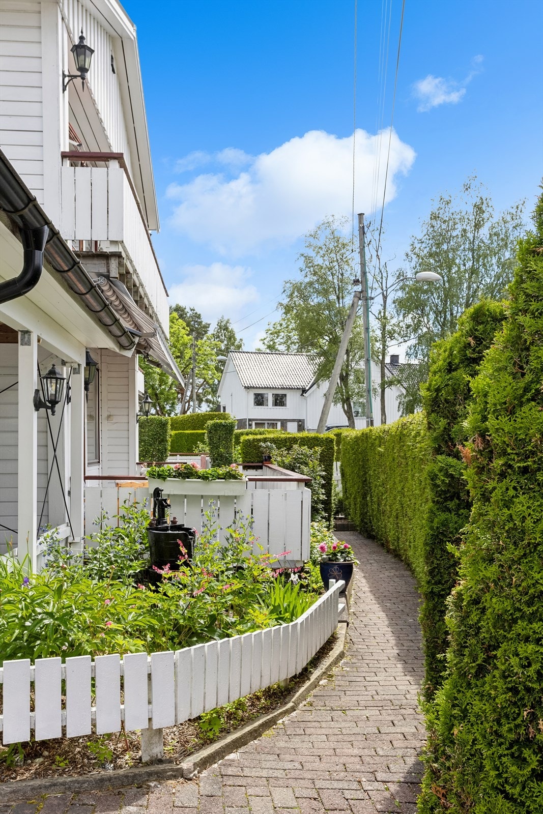 Eiendommen har steinlagt innkjørsel og adkomst til boligen. Galleribilde