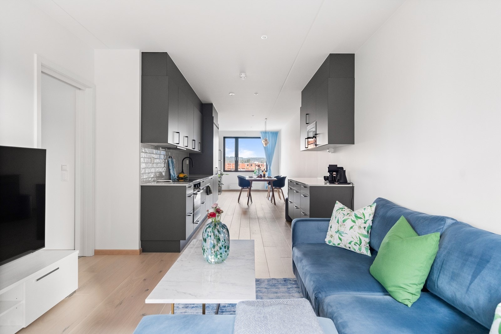 Leiligheten ligger fint til i byggets 3. etg, og rommer entré, åpent stue/kjøkken, bad og 2 soverom. Galleribilde