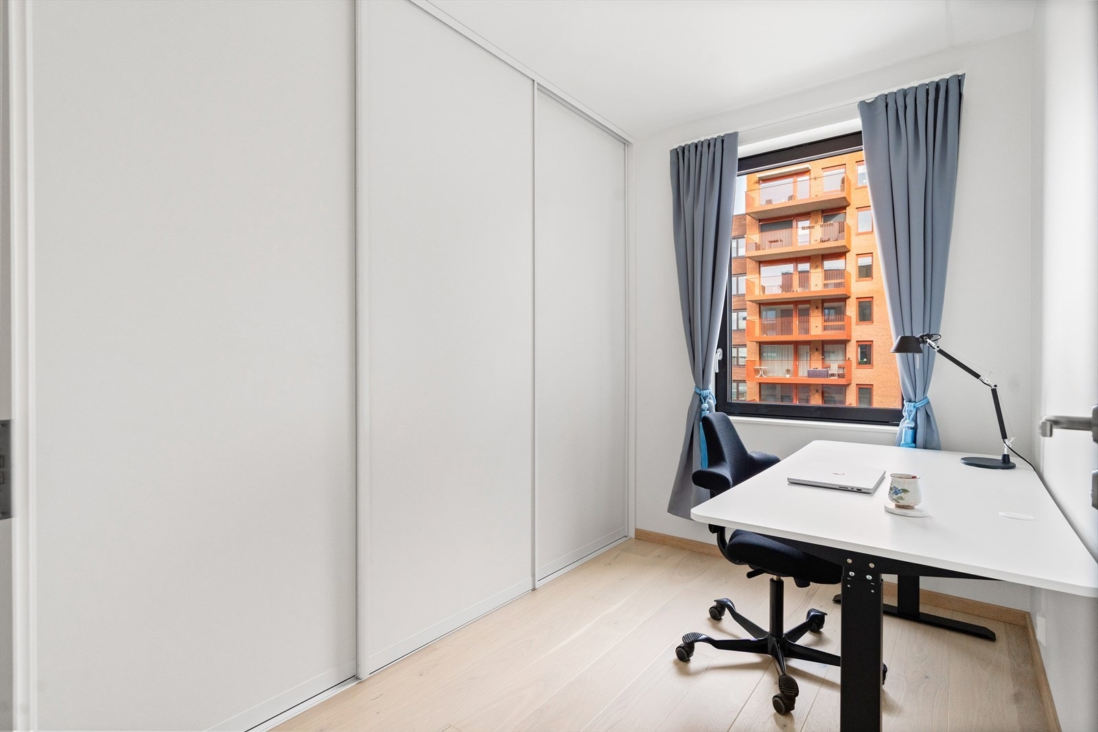 Soverom nr. 2 fungerer ypperlig som barnerom, gjesterom eller kontor - her er mulighetene mange. Det er montert en stor skyvedørsgarderobe i rommet. Galleribilde