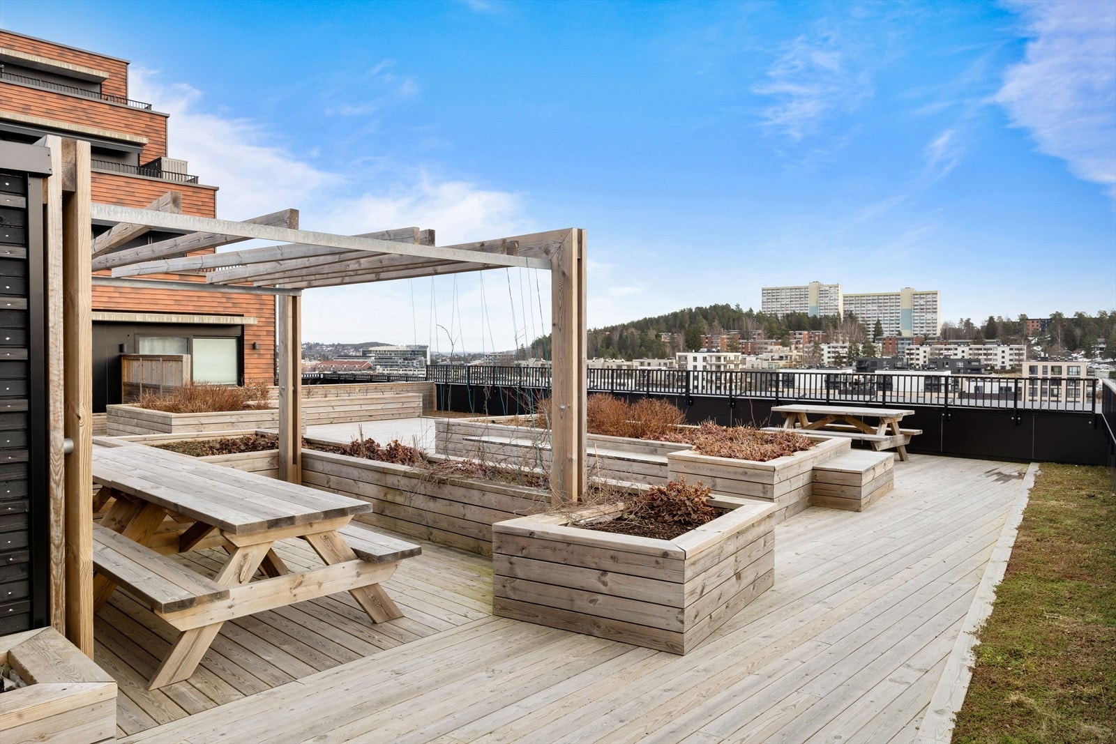 Det er rikelig med sittegrupper og beplantning på takterrassen. Galleribilde