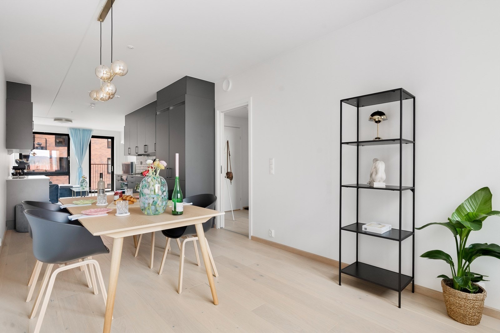 Rommet har en spennende utforming med mange ulike innredningsmuligheter. Galleribilde