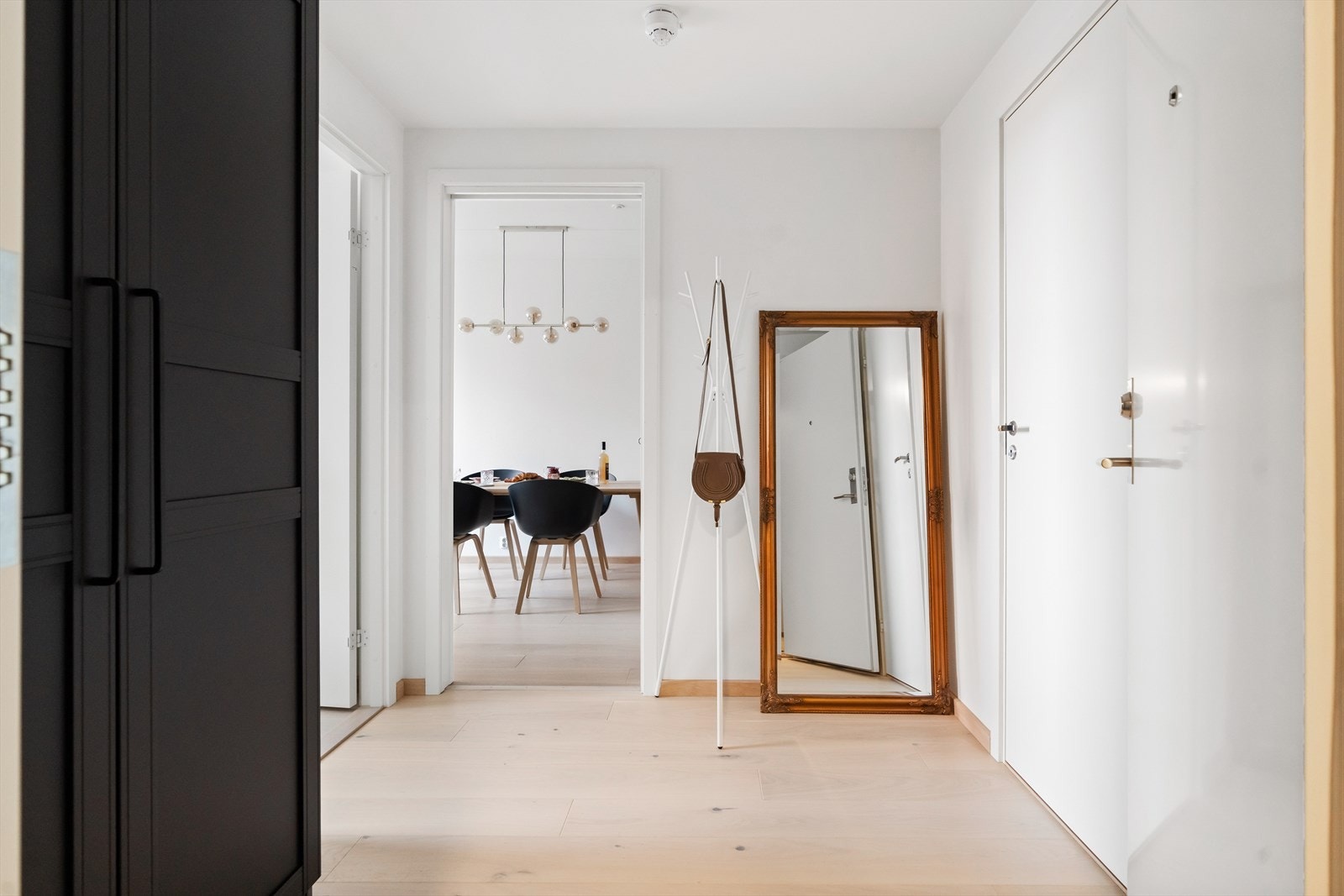 Leiligheten har en lys og innbydende entré, med plass til klesoppheng. Dørcalling med åpner gjør det enkelt å slippe inn gjester fra bakkeplan. Galleribilde
